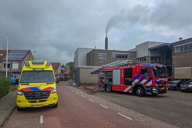 In beeld: Grote brand bij Koninklijke Buisman in Zwartsluis