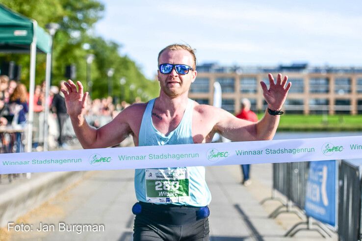 Yannick Mager pakt winst op 10 kilometer.