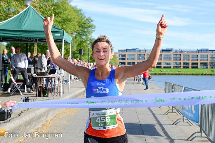 Rianne Niewold pakt goud op 10 kilometer.