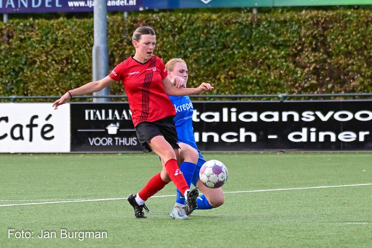In beeld: Be Quick ’28 Vrouwen blijft winnen en pakt koppositie in hoofdklasse