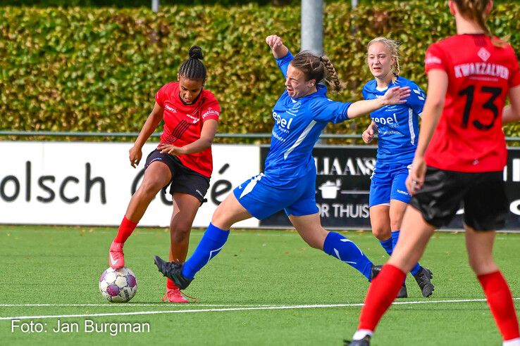 In beeld: Be Quick ’28 Vrouwen blijft winnen en pakt koppositie in hoofdklasse