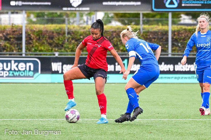 In beeld: Be Quick ’28 Vrouwen blijft winnen en pakt koppositie in hoofdklasse
