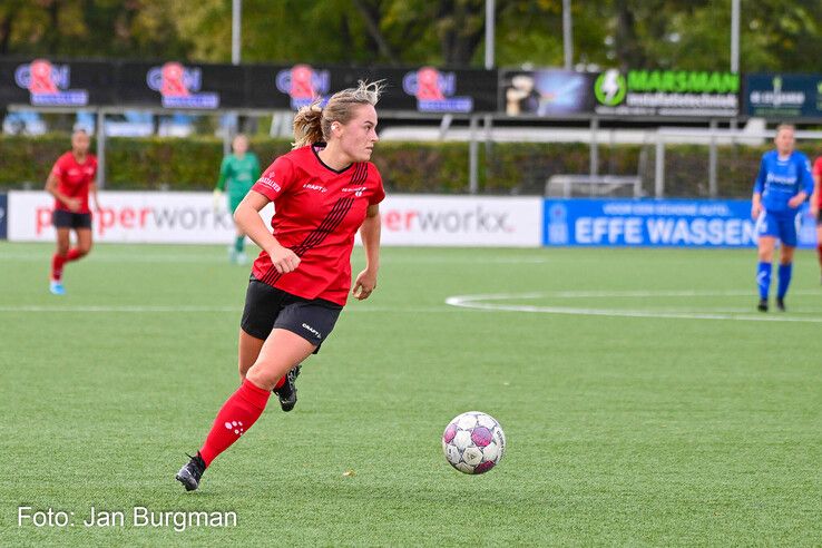 In beeld: Be Quick ’28 Vrouwen blijft winnen en pakt koppositie in hoofdklasse