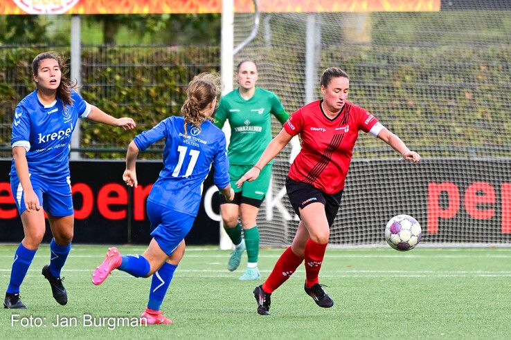 In beeld: Be Quick ’28 Vrouwen blijft winnen en pakt koppositie in hoofdklasse