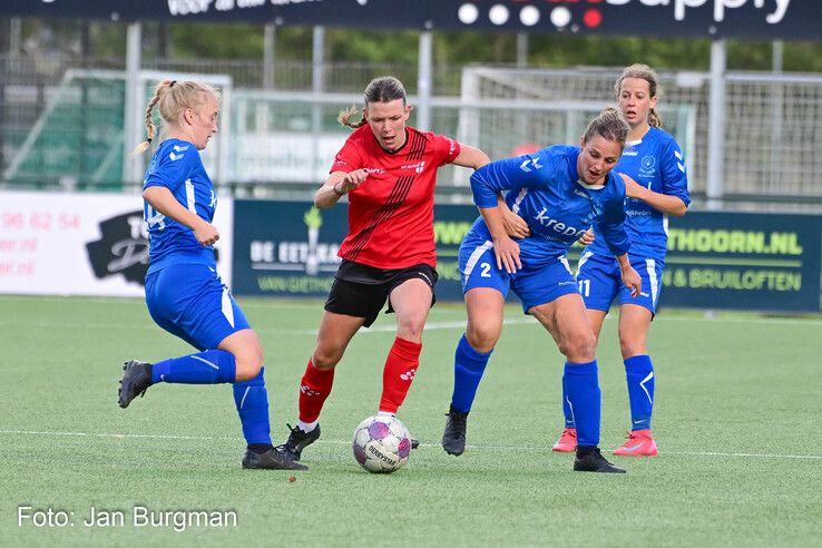 In beeld: Be Quick ’28 Vrouwen blijft winnen en pakt koppositie in hoofdklasse