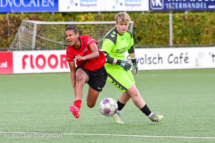 In beeld: Be Quick ’28 Vrouwen blijft winnen en pakt koppositie in hoofdklasse