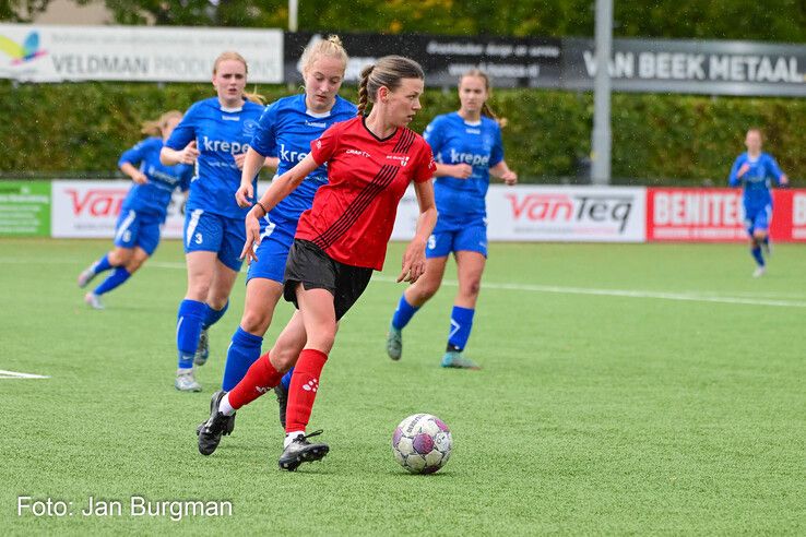 In beeld: Be Quick ’28 Vrouwen blijft winnen en pakt koppositie in hoofdklasse