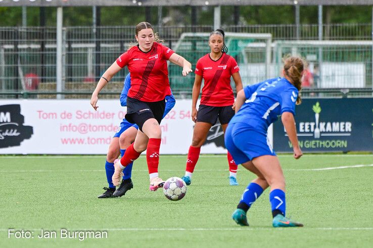 In beeld: Be Quick ’28 Vrouwen blijft winnen en pakt koppositie in hoofdklasse