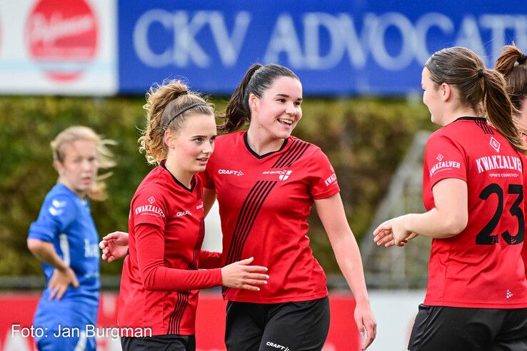 In beeld: Be Quick ’28 Vrouwen blijft winnen en pakt koppositie in hoofdklasse