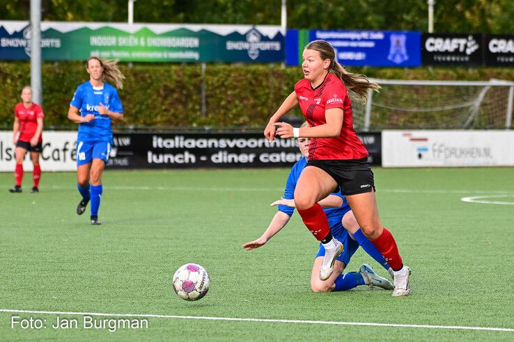 In beeld: Be Quick ’28 Vrouwen blijft winnen en pakt koppositie in hoofdklasse