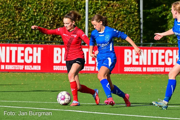 In beeld: Be Quick ’28 Vrouwen blijft winnen en pakt koppositie in hoofdklasse