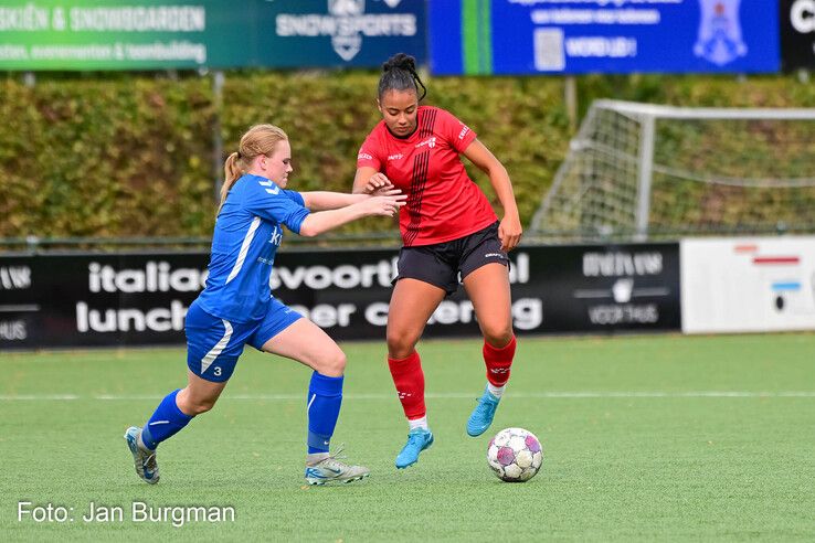 In beeld: Be Quick ’28 Vrouwen blijft winnen en pakt koppositie in hoofdklasse