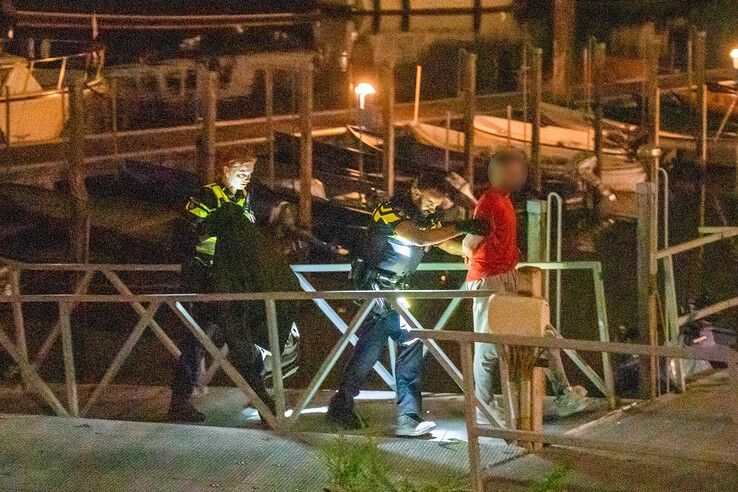 Politie houdt botendief aan in Bovenhaven Kampen.