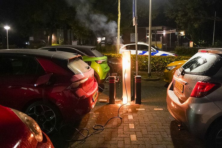 Brandstichting bij auto aan laadpaal in Geert Grootestraat.