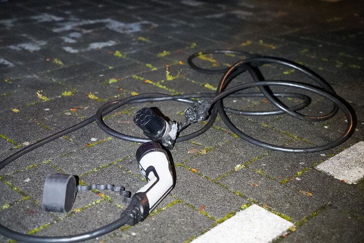 Meerdere brandstichtingen bij flat in Zwolle: auto’s, fietsen en portiek beschadigd