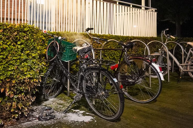 Een in brand gestoken fiets bij de flat.