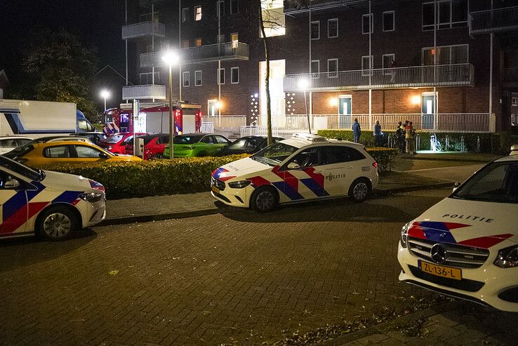 Brandweer en politie bij de flat aan de Geert Grootestraat.