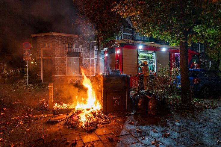 Brandweer blust afvalbrand Hertenstraat Zwolle.