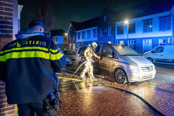 Brand onder bestelbus in Kampen, politie onderzoekt brandstichting