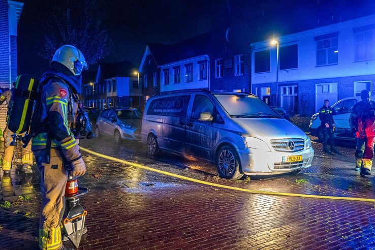 Brand onder bestelbus in Kampen, politie onderzoekt brandstichting