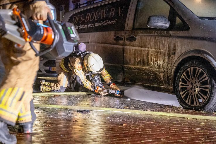 Brand onder bestelbus in Kampen, politie onderzoekt brandstichting