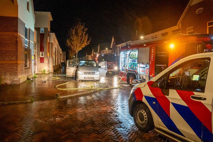 Brand onder bestelbus in Kampen, politie onderzoekt brandstichting