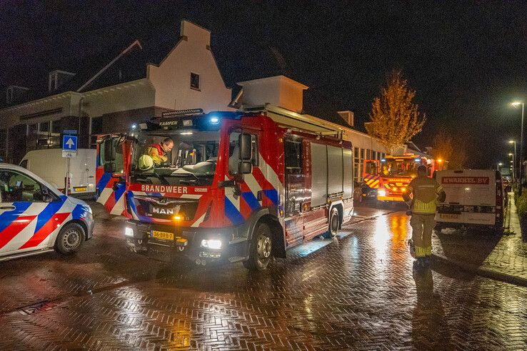 Brand onder bestelbus in Kampen, politie onderzoekt brandstichting