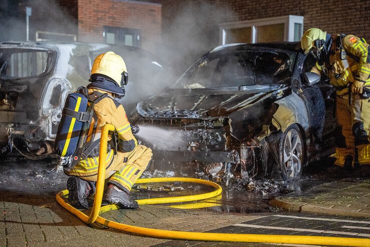 Brandweer blust autobrand op Winterbed in Kampen.