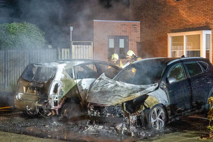 Twee auto’s branden volledig uit in Kampen