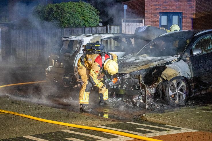 Twee auto’s branden volledig uit in Kampen