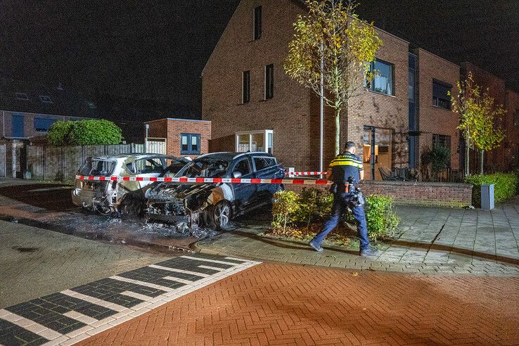 Twee auto’s branden volledig uit in Kampen