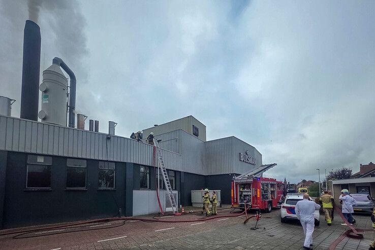 In beeld: Grote brand bij Koninklijke Buisman in Zwartsluis