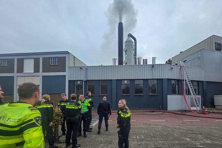In beeld: Grote brand bij Koninklijke Buisman in Zwartsluis