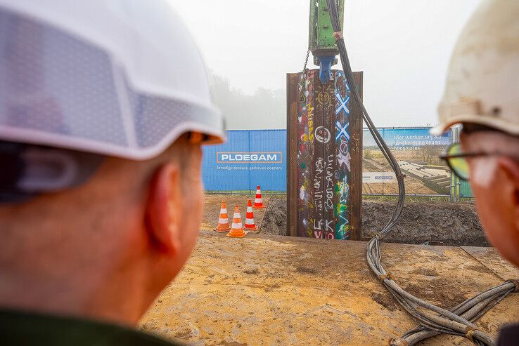 Laatste damwand Stadsdijken Zwolle de grond in geslagen