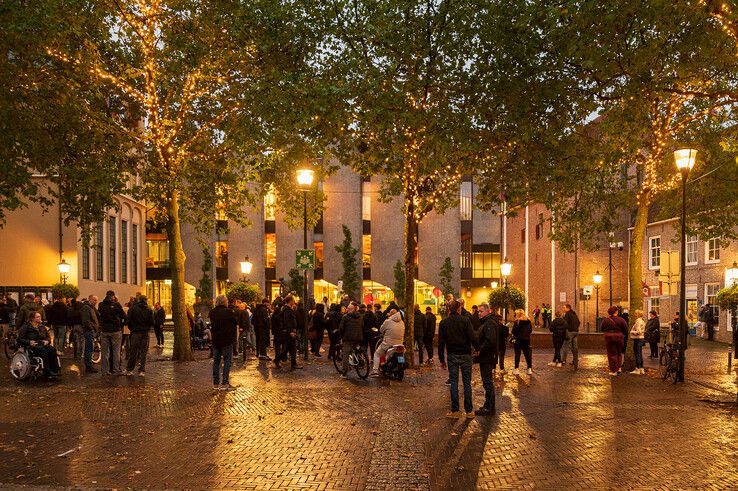 Demonstratie bij stadhuis in Zwolle tegen gemeentebeleid.