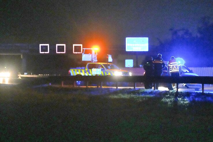 Meerdere auto's beschadigd door voorwerpen op A28 bij Rouveen.
