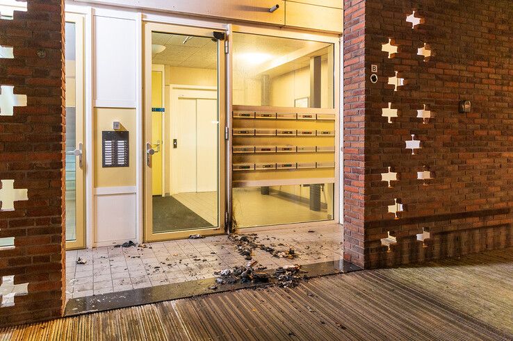 Afvalbrand in portiek van de flat.
