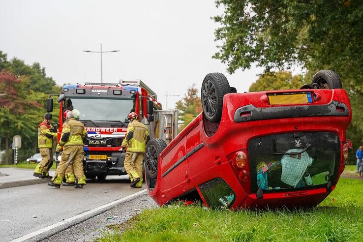 Brandweer bij over de kop geslagen auto op Europa-allee.