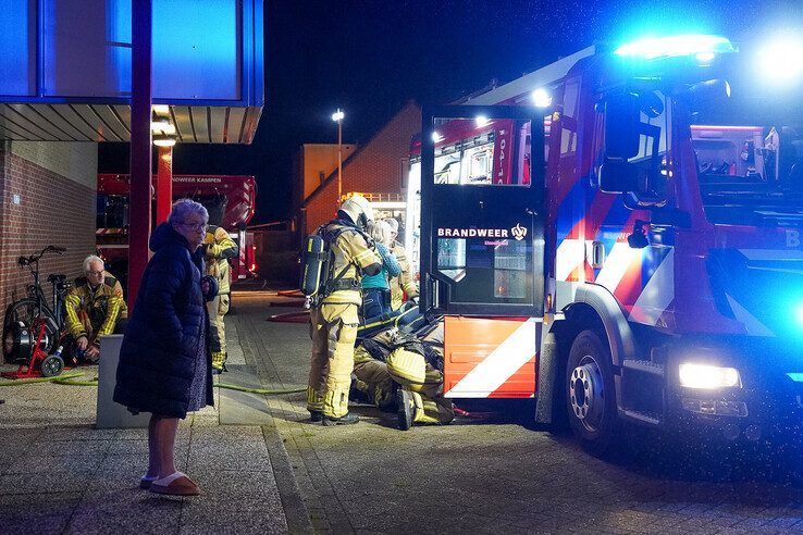 In beeld: Grote brand in Kampen snel onder controle, flat ontruimd (video)