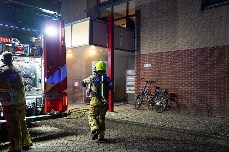 In beeld: Grote brand in Kampen snel onder controle, flat ontruimd (video)