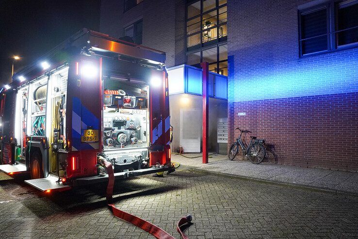 In beeld: Grote brand in Kampen snel onder controle, flat ontruimd (video)