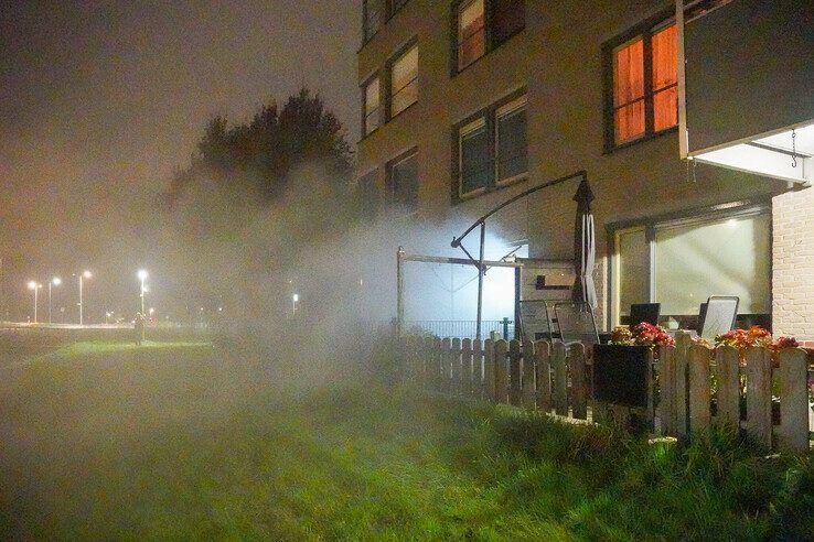 In beeld: Grote brand in Kampen snel onder controle, flat ontruimd (video)