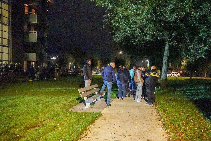 In beeld: Grote brand in Kampen snel onder controle, flat ontruimd (video)