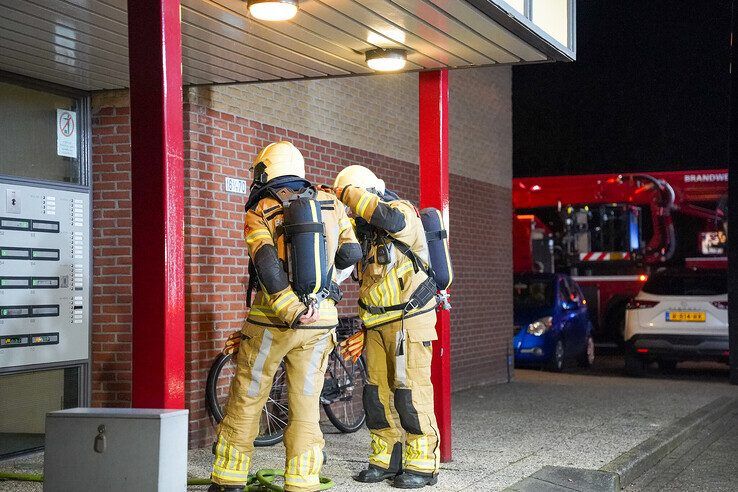 In beeld: Grote brand in Kampen snel onder controle, flat ontruimd (video)