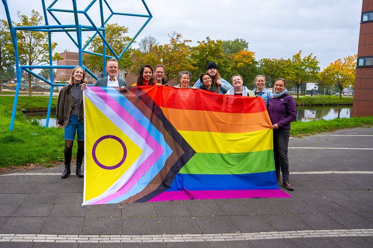 Hijsen van diversiteitsvlag op Coming Out Day in Kampen.