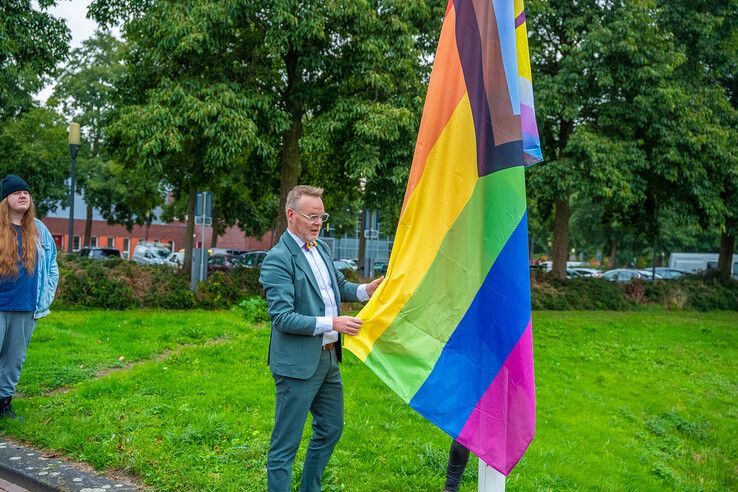 Diversiteitsvlag gehesen bij stadhuis Kampen op Coming Out Day