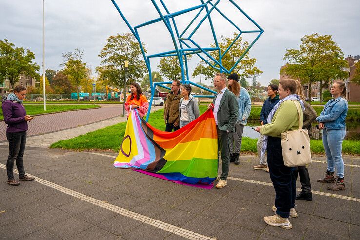 Diversiteitsvlag gehesen bij stadhuis Kampen op Coming Out Day