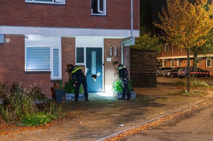 Agenten doen onderzoek na explosie bij woning aan Roelingsbeek.