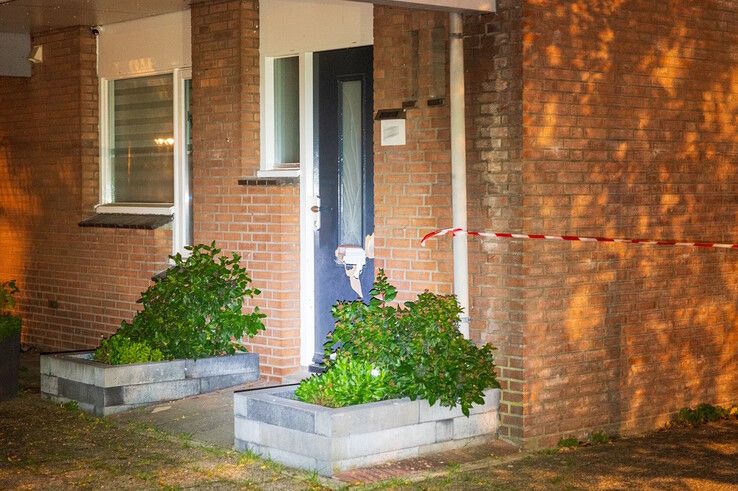 En weer is het raak op Roelingsbeek in Zwolle: voordeur opgeblazen van woning