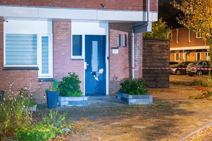 En weer is het raak op Roelingsbeek in Zwolle: voordeur opgeblazen van woning